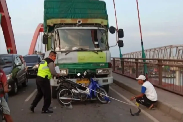 Truk Tabrak Pengendara...
