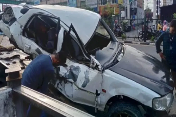 Mobil Sedan Terbalik...