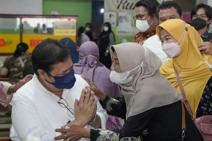 Dikerubungi Emak-emak,...