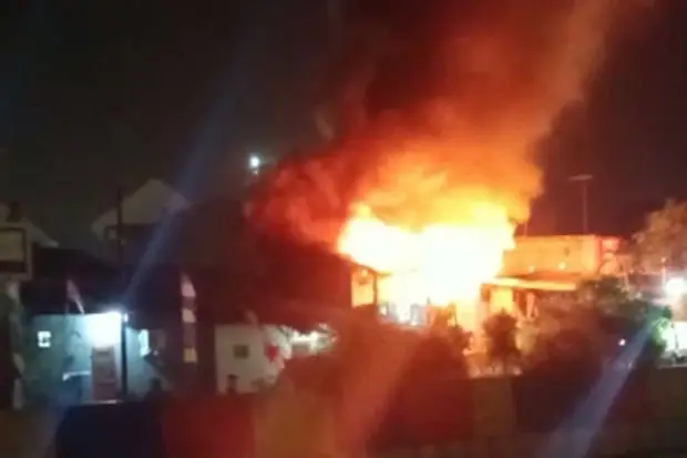 Rumah Berlantai Terbakar,...