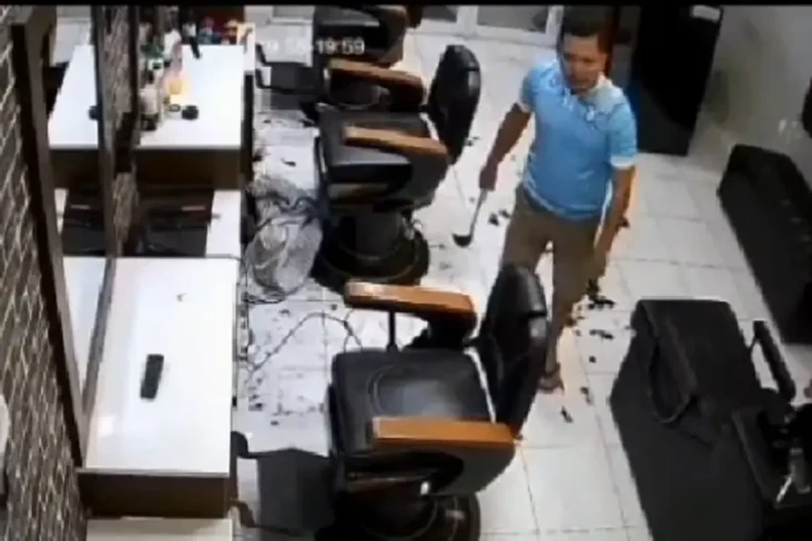 Tidak Terima Hasil Cukuran,...