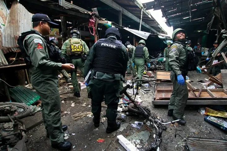 13 Serangan Bom Hantam...