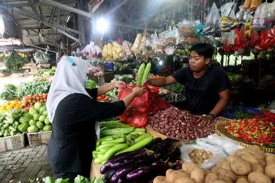 Pedagang di Pasar Niaga...