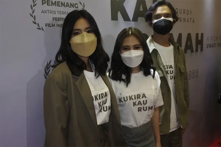 Prilly Latuconsina Debut...