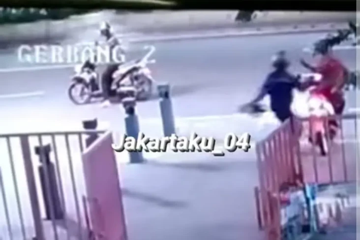Terekam CCTV, Pria Misterius...