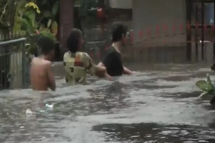 Banjir Setinggi 1,5...