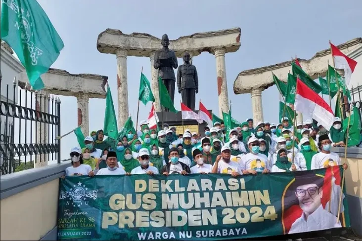 Di Tugu Pahlawan, Warga...