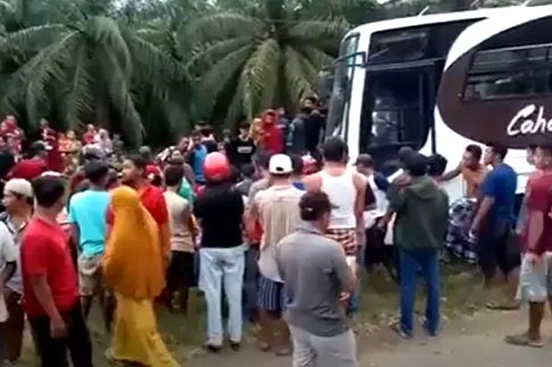 Bus Cahaya Bone Tabrak...