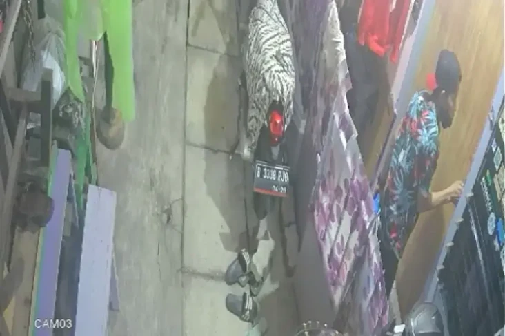 Viral Terekam CCTV,...