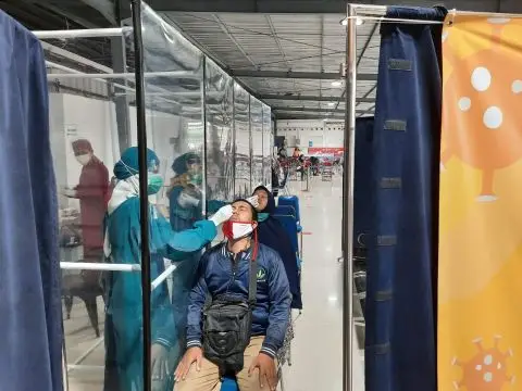 66 Penumpang KRL di...
