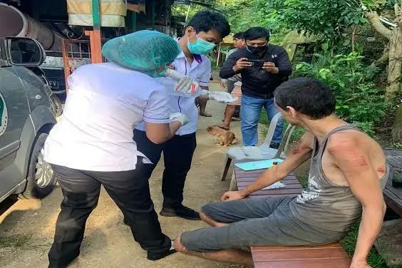 Kualat! Kencing di Pinggir...