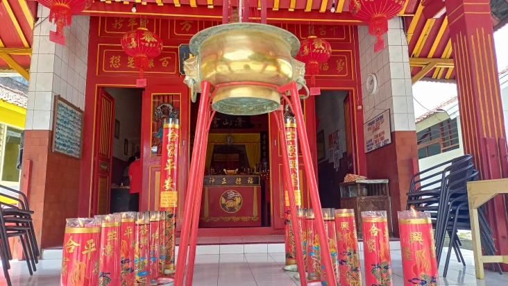 Lilin di Teras Klenteng...