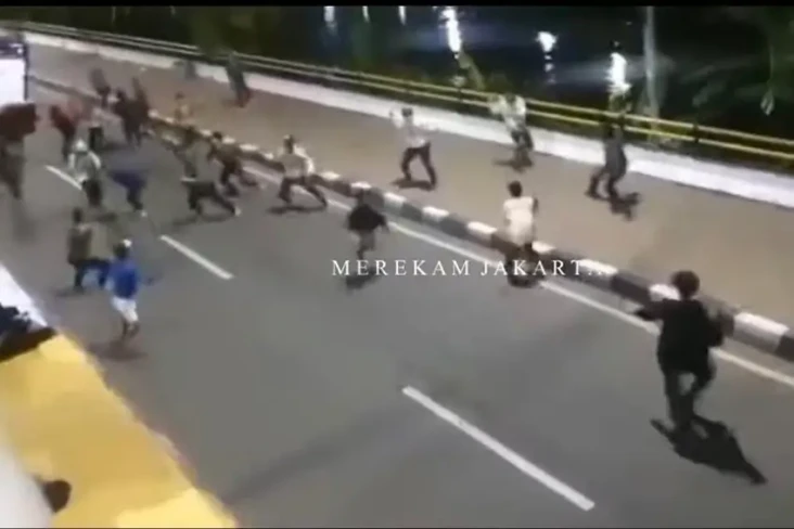 Tenteng Sajam, Tawuran...