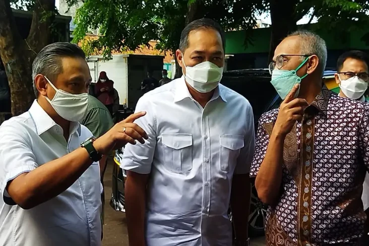Warga Antre Panas-panasan...