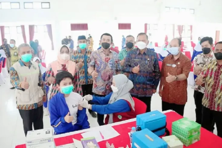 Rektor IPDN Ikut Vaksinasi...