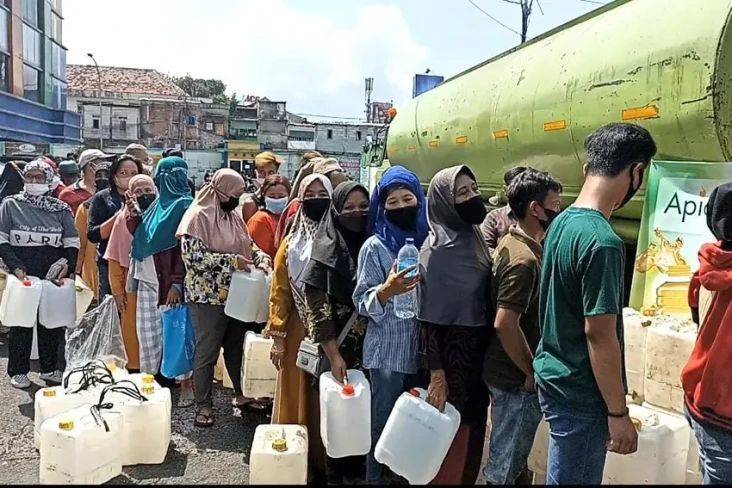 Emak-emak Serbu Minyak...
