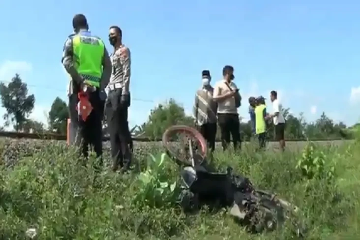 Nekat Terobos Perlintasan...