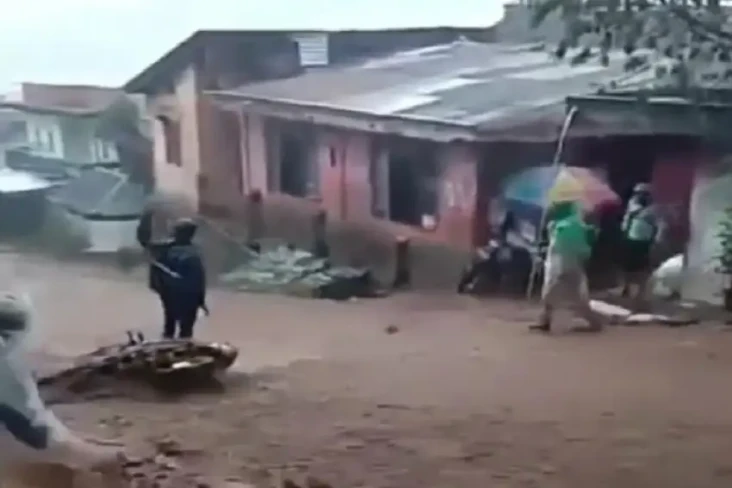 Sepeda Motor Warga Terbawa...