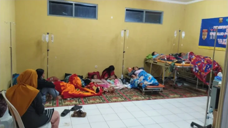 10 Warga Sukabumi Keracunan...