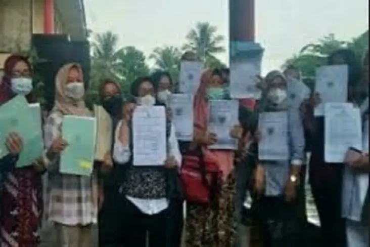 Puluhan Emak-emak Datangi...