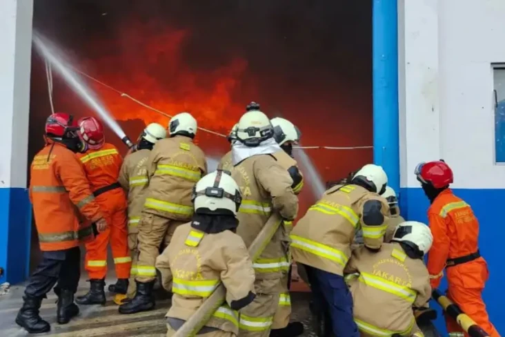 Gudang Pabrik Susu Terbakar,...
