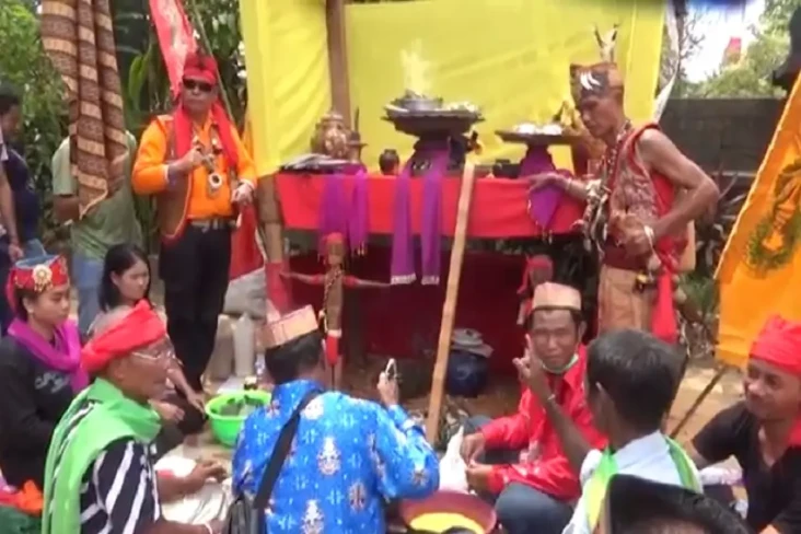 Tolak Bala, Warga Dayak...