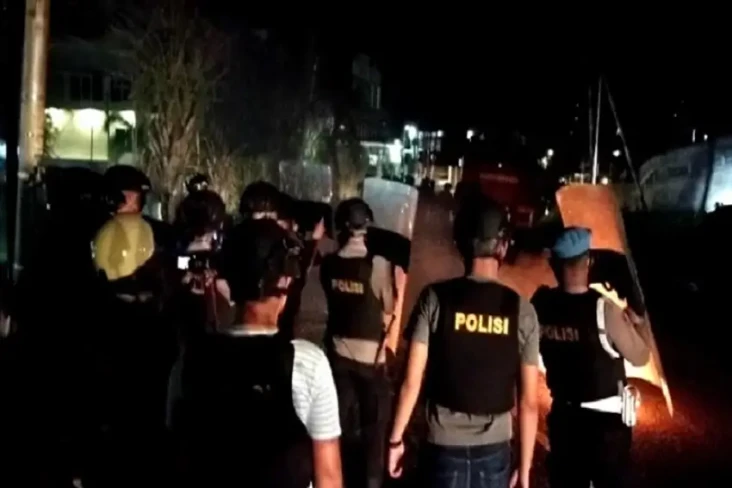 Diserang Massa dengan...