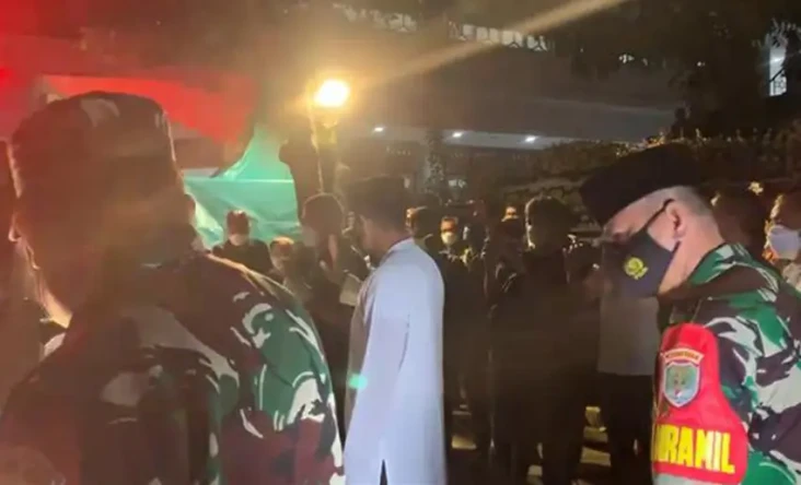 Tiba dari Singapura,...