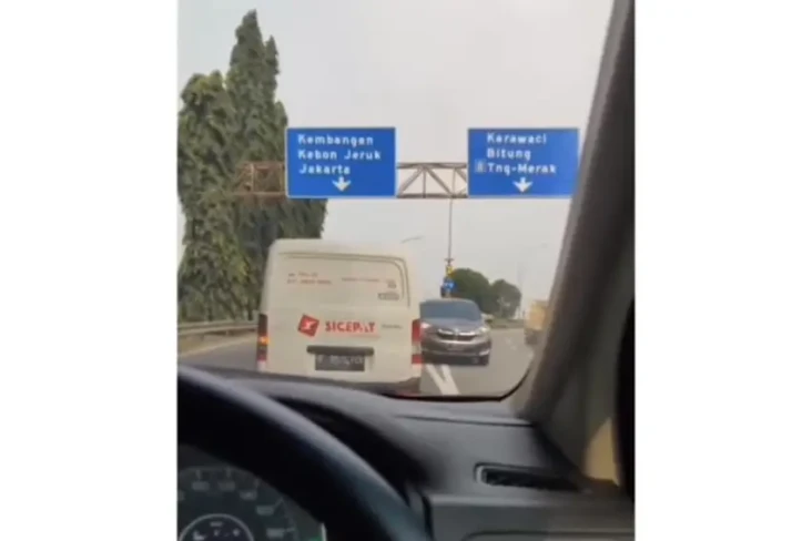 Viral Pengemudi Mobil...