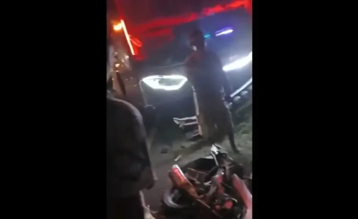 Bus Kathulistiwa Tabrak...