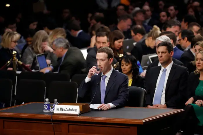 Mark Zuckerberg Terancam...
