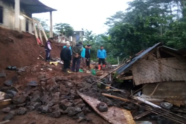 Tembok Pembatas Roboh...