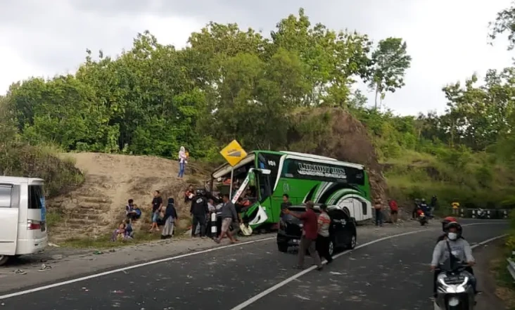 BREAKING NEWS! Bus Wisata...