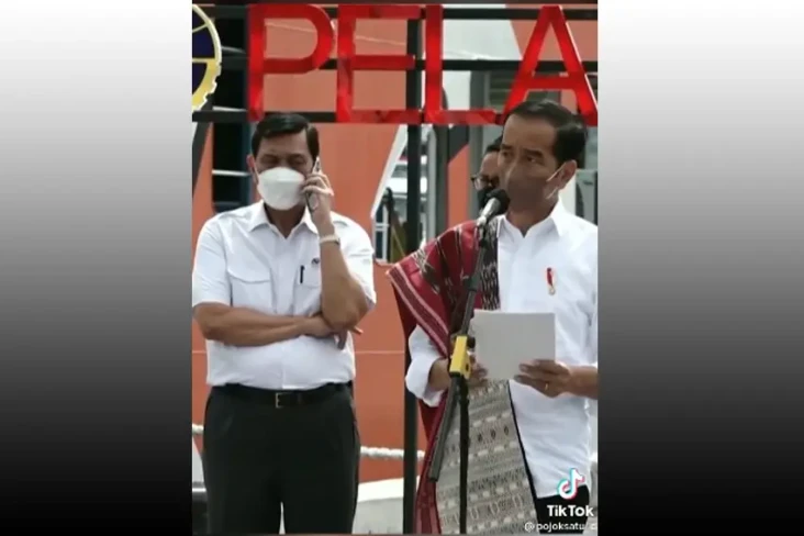 Luhut Terima Telepon...