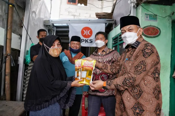 Presiden PKS Salurkan...