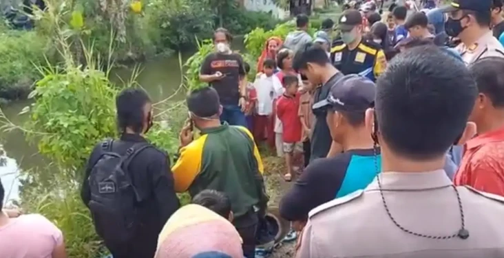 Asyik Duduk di Pinggir...