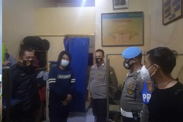Polisi Koboi Mabuk dan...