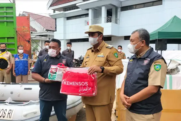 Kemensos Salurkan Bantuan...