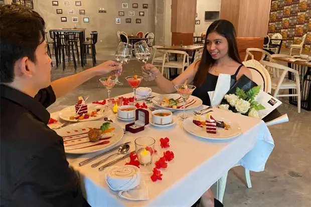 Lebih Romantis Rayakan...