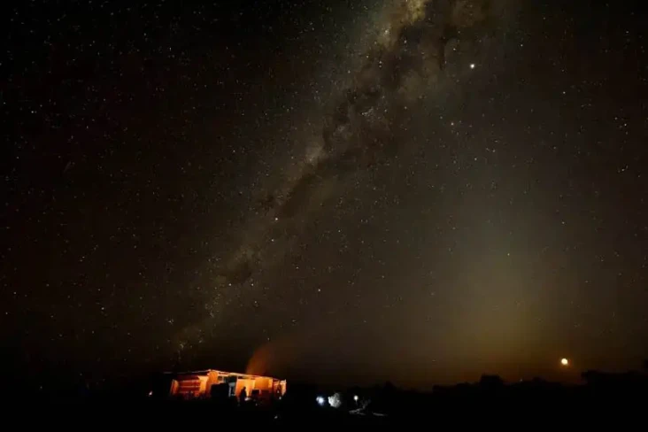 Astronom Melacak Pergerakan...