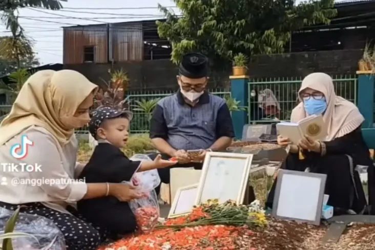 Gala Sky Ziarah ke Makam...