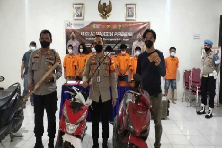 Polisi Tangkap Komplotan...