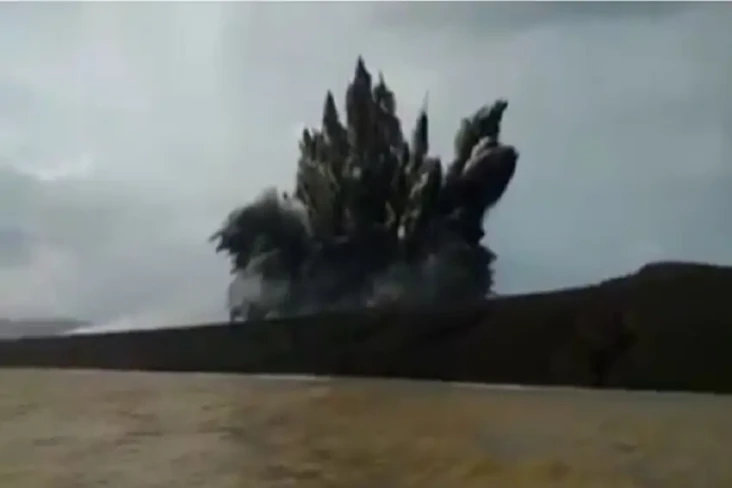 Gunung Anak Krakatau...