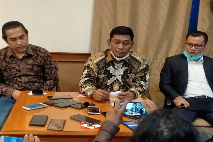 Berseteru dengan Anggota...