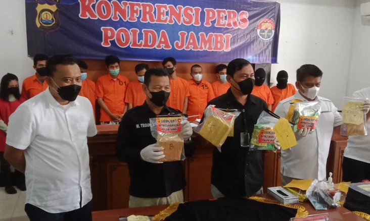 Aksi Kejar-kejaran dan...