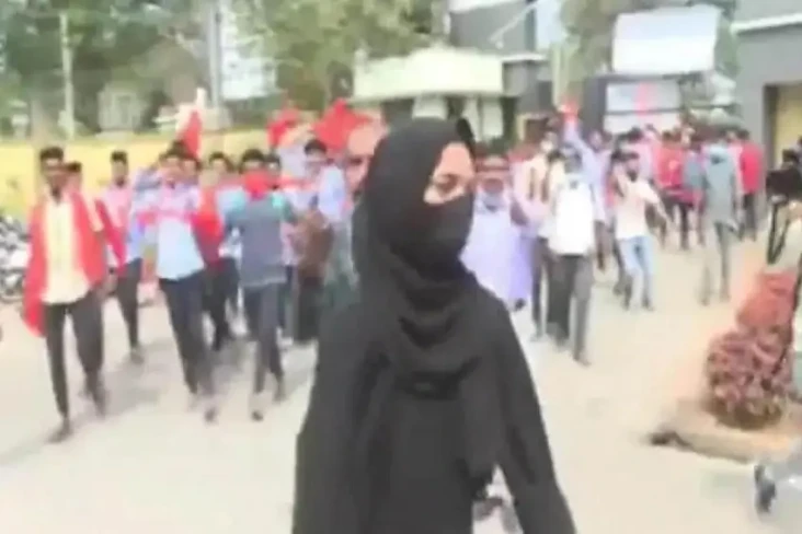 Viral, Mahasiswi Berhijab...