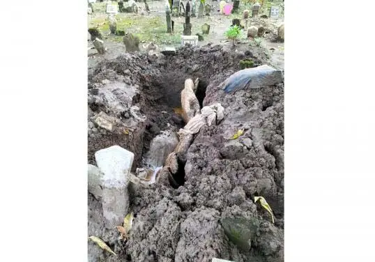 Horor! Tali Pocong di...