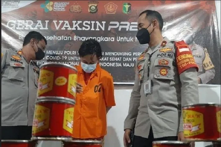 Bawa Celurit dan Lem...