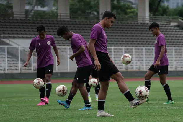 Ditongkrongi Staf Kepelatihan...