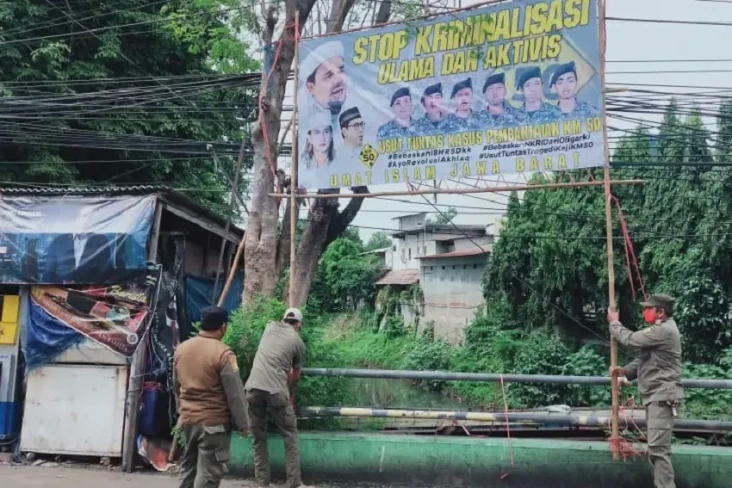 Aparat Turunkan Baliho...